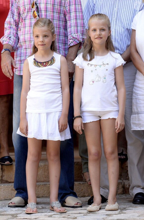 L'infante Sofia et la princesse Leonor des Asturies en vacances avec leurs parents Felipe et Letizia d'Espagne le 11 août 2014 à Majorque