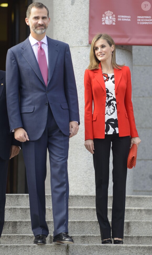 Le roi Felipe VI et sa femme la reine Letizia d'Espagne, portant un haut et une veste Mango, célébraient lundi 24 novembre 2014 le 75e anniversaire du Conseil supérieur de la recherche scientifique, à Madrid.