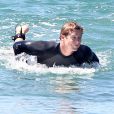 Exclusif - Simon Baker fait du surf avec ses fils Harry et Claude à Santa Monica, le 30 juillet 2014.