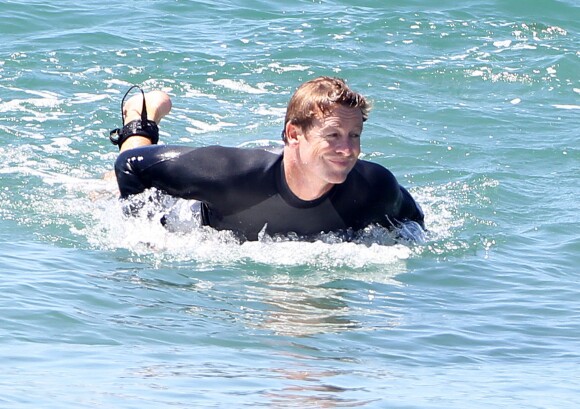 Exclusif - Simon Baker fait du surf avec ses fils Harry et Claude à Santa Monica, le 30 juillet 2014.