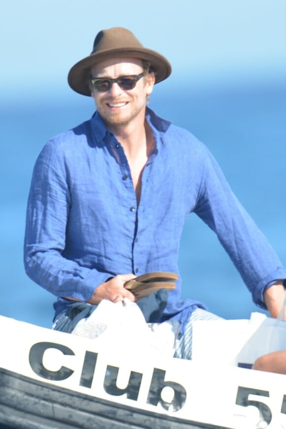 L'acteur australien Simon Baker profite de ses vacances sur un yacht à Saint-Tropez, le 11 juillet 2014.