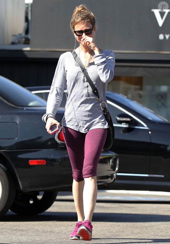 Exclusif - Renée Zellweger à la sortie de son cours de gym à Brentwood, le 16 octobre 2014.