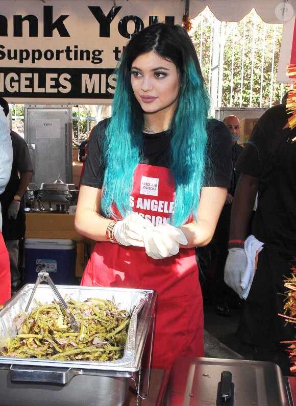 Kylie Jenner - Les volontaires de la "Los Angeles Mission" servent un repas aux sans-abris, à Los Angeles, le 26 novembre 2014. 