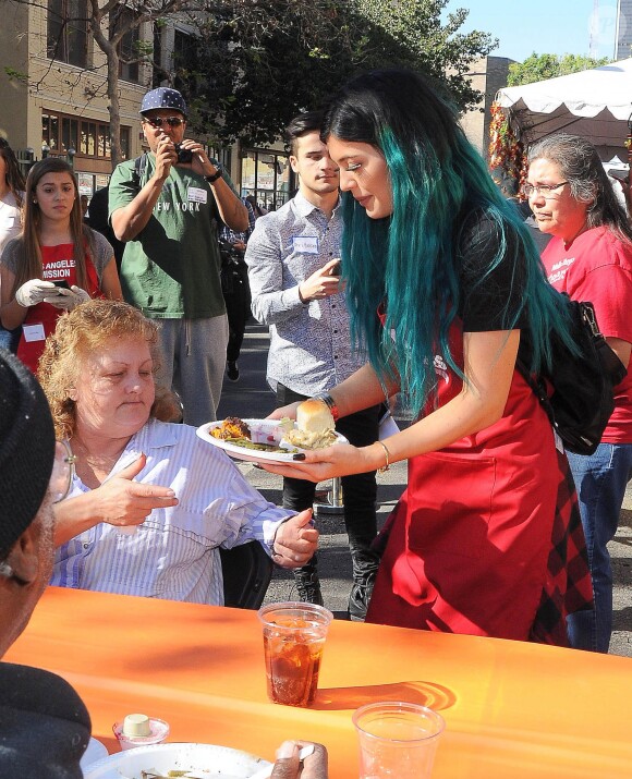 Kylie Jenner -  Les volontaires de la "Los Angeles Mission" servent un repas aux sans-abris, à Los Angeles, le 26 novembre 2014. 