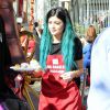 Kylie Jenner - Les volontaires de la "Los Angeles Mission" servent un repas aux sans-abris, à Los Angeles, le 26 novembre 2014. 