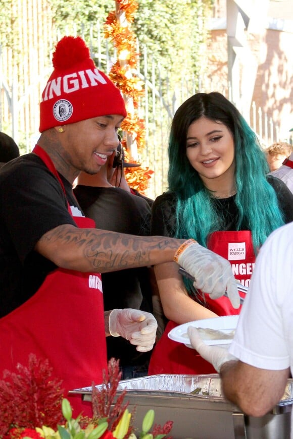 Tyga, Kylie Jenner - Les volontaires de la "Los Angeles Mission" servent un repas aux sans-abris, à Los Angeles, le 26 novembre 2014. 