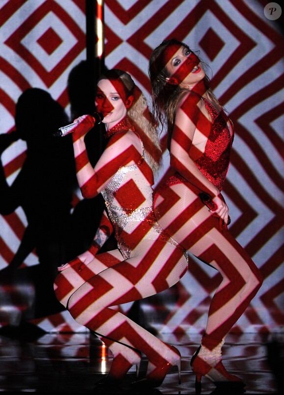 Jennifer Lopez et Iggy Azalea sur la scène des American Music Awards à Los Angeles, le 23 novembre 2014.