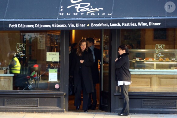 Valérie Trierweiler fait du shopping avec son fils Léonard et son agent littéraire Anna Jarota à Londres. Le 24 novembre 2014