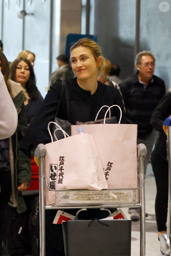 Julie Gayet arrive à l'aéroport de Paris-Charles-de-Gaulle avec son fils en provenance de Tokyo le 30 octobre 2014.
