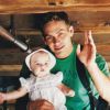 Un an après la mort de Paul Walker en novembre 2013, Meadow Walker a rendu hommage à son père en postant cette photo d'elle bébé dans les bras de son père.
