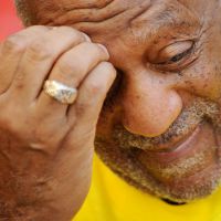 Bill Cosby sort du silence alors que les accusations de viols se multiplient