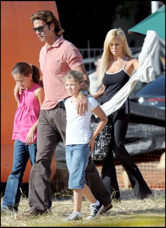 Lorenzo Lamas et Shauna Sand avec leurs trois filles Alexandra, Victoria et Isabella, à Los Angeles, le 13 octobre 2008.