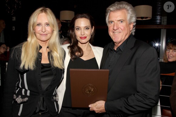 Cynthia Garris, Angelina Jolie, Luke Zamperini lors d'une projection spéciale d'Invincible (Unbroken) à New York le 4 décembre 2014.