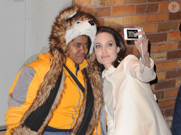 Angelina Jolie signe des autographes et fait des selfies avec ses fans à la sortie de l'émission de télévision "The Daily Show With Jon Stewart" à New York, le 4 décembre 2014.