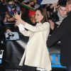 Angelina Jolie signe des autographes et fait des selfies avec ses fans à la sortie de l'émission de télévision "The Daily Show With Jon Stewart" à New York, le 4 décembre 2014.