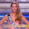 Miss Nord-Pas-de-Calais défile en robe de princesse lors de la cérémonie de Miss France 2015 sur TF1, le samedi 6 décembre 2014.