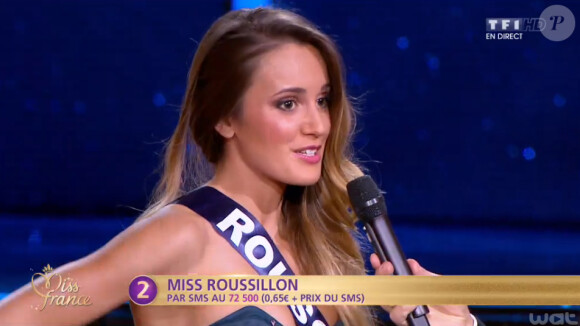 Miss Roussillon répond à l'interview de Jean-Pierre Foucault lors de la cérémonie de Miss France 2015 sur TF1, le samedi 6 décembre 2014.