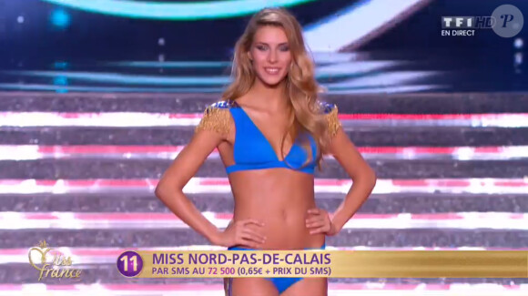 Miss Nord-Pas-de-Calais défile en robe de princesse lors de la cérémonie de Miss France 2015 sur TF1, le samedi 6 décembre 2014.