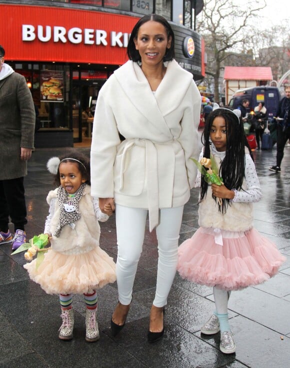 Melanie Brown et ses deux filles Angel et Madison (7 et 3 ans) se rendent à une avant-première du film Legend of the Neverbeast. Londres, le 7 décembre 2014.