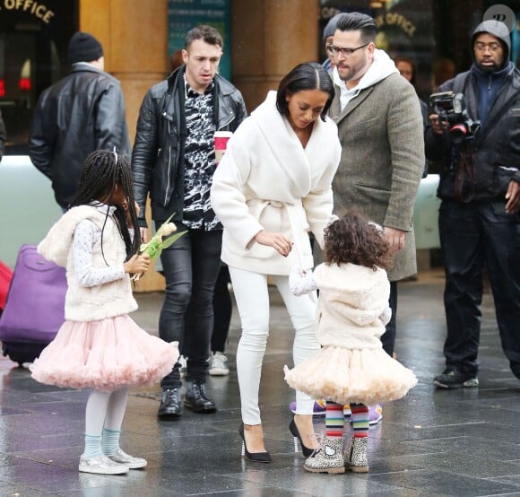 Melanie Brown et ses deux filles Angel et Madison (7 et 3 ans) surprises sur Leicester Square lors d'une avant-première du film Legend of the Neverbeast. Londres, le 7 décembre 2014.