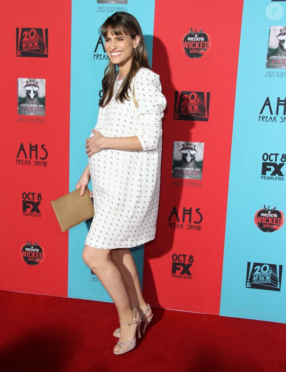 Amanda Peet, enceinte et radieuse, à l'avant-première de la saison 4 d'American Horror Story, intitulée "Freak Show", au Chinese Theatre à Los Angeles, le 5 octobre 2014.