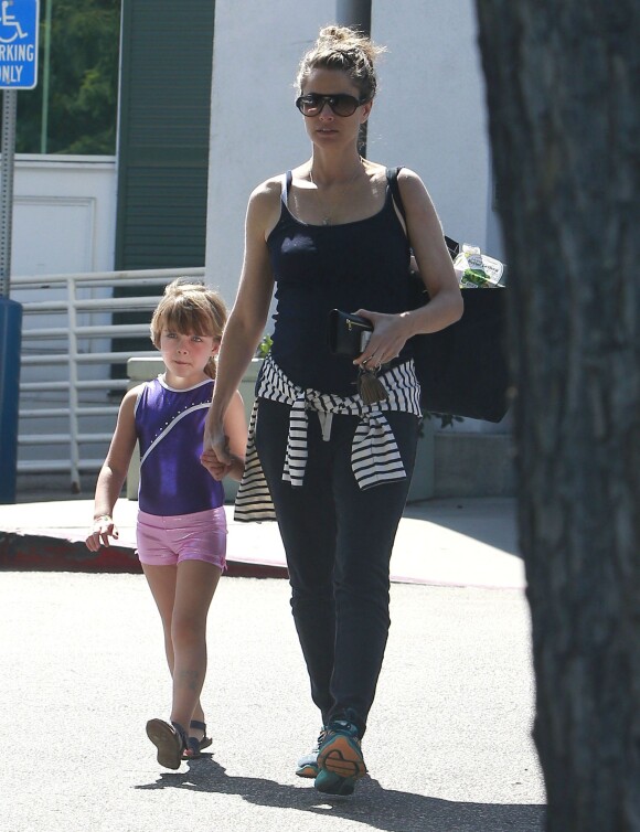 Exclusif - Amanda Peet, enceinte, fait du shopping avec sa fille Molly Benioff à West Hollywood, le 30 août 2014.