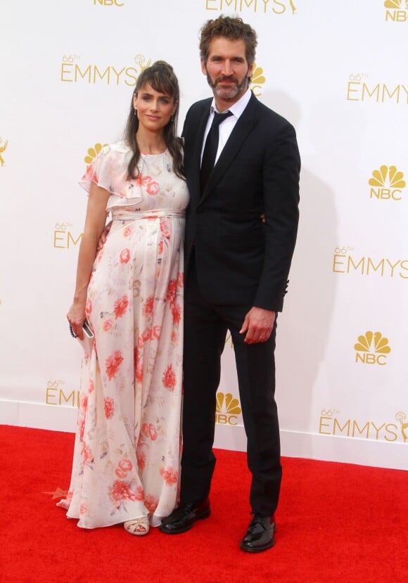 Amanda Peet enceinte de son 3e enfant et son mari David Benioff à la 66e cérémonie annuelle des Emmy Awards au Nokia Theatre à Los Angeles, le 25 août 2014.