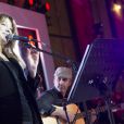 Carla Bruni chante lors du dîner LINK pour AIDES, le 8 décembre, au Palais d'Iéna, à Paris.