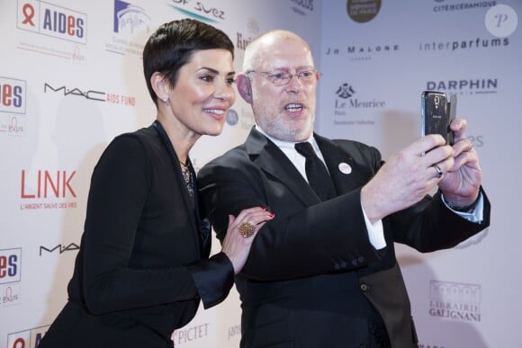 Cristina Cordula et Jean-Paul Donald-Potard en plein selfie lors du dîner LINK pour AIDES, le 8 décembre 2014, au Palais d'Iéna, à Paris.