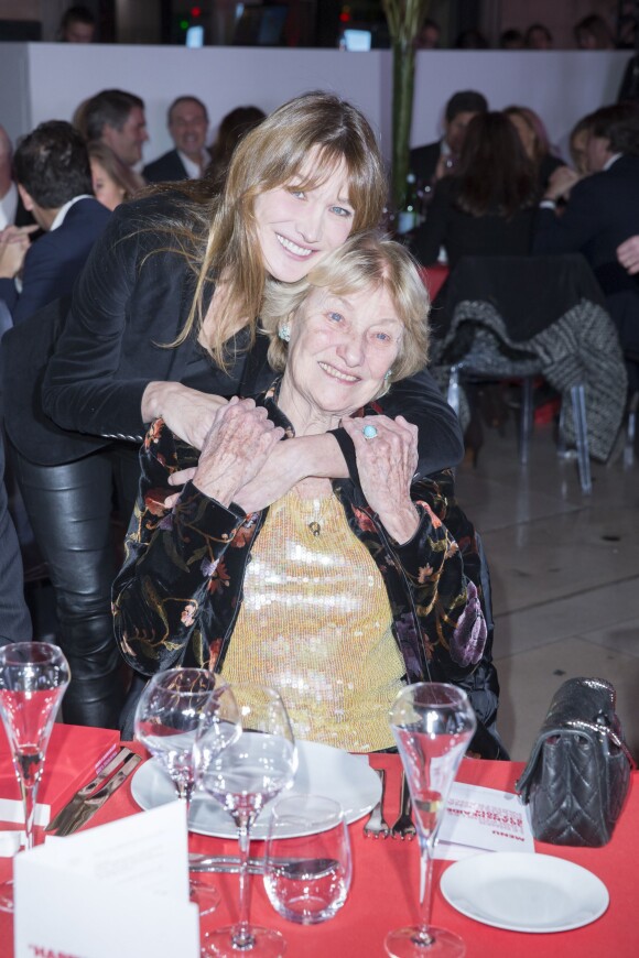 Carla Bruni et sa mère Marisa lors du dîner LINK pour AIDES, le 8 décembre, au Palais d'Iéna, à Paris.