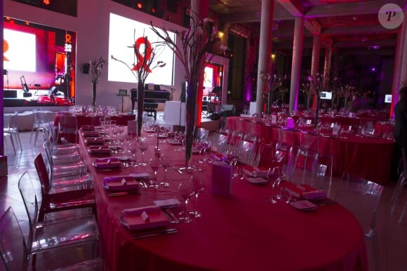 Ambiance - Dîner LINK pour les 30 ans de AIDES au Palais d'Iéna à Paris le 8 décembre 2014. LINK est un fonds de dotation créé par des femmes et des hommes, dirigeants de tous horizons qui ont choisi de se rassembler pour que soit gagnée la bataille contre le sida. Lors du dîner, Carla Bruni à donné un concert très émouvant.