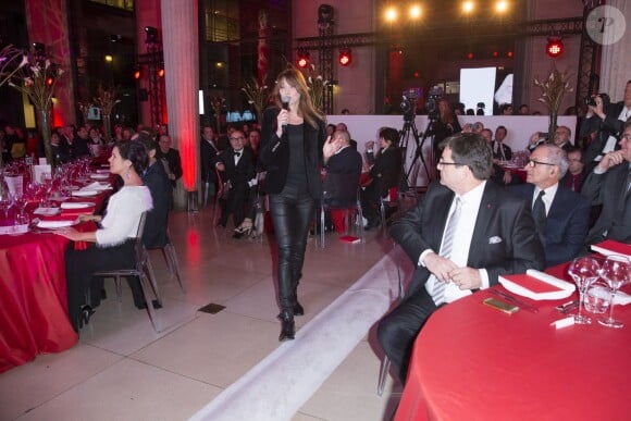 Carla Bruni - Dîner LINK pour les 30 ans de AIDES au Palais d'Iéna à Paris le 8 décembre 2014. LINK est un fonds de dotation créé par des femmes et des hommes, dirigeants de tous horizons qui ont choisi de se rassembler pour que soit gagnée la bataille contre le sida. Lors du dîner, Carla Bruni à donné un concert très émouvant.
