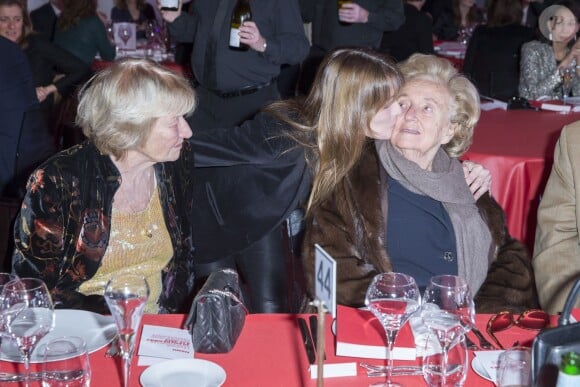 Carla Bruni avec sa mère Marisa Borini et Bernadette Chirac - Dîner LINK pour les 30 ans de AIDES au Palais d'Iéna à Paris le 8 décembre 2014. LINK est un fonds de dotation créé par des femmes et des hommes, dirigeants de tous horizons qui ont choisi de se rassembler pour que soit gagnée la bataille contre le sida. Lors du dîner, Carla Bruni à donné un concert très émouvant.