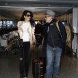 George Clooney et sa femme Amal Alamuddin arrivent à l'aéroport de Londres le 27 novembre 2014.