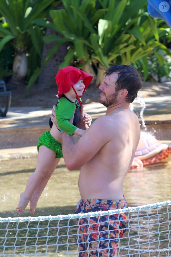 Anna Faris et son mari Chris Pratt avec leur fils de 2 ans, Jack, à Hawaii, le 2 décembre 2014.