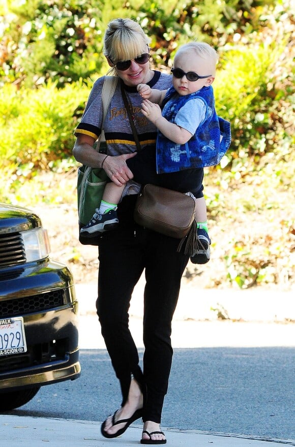 Anna Faris avec son bébé Jack Pratt à Beverly Hills, Los Angeles, le 21 novembre 2014.