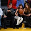 Sylvester Stallone et ses filles Sistine, Sophia et Scarlet lors d'un match de basket des Lakers à Los Angeles, le 7 décembre 2014.