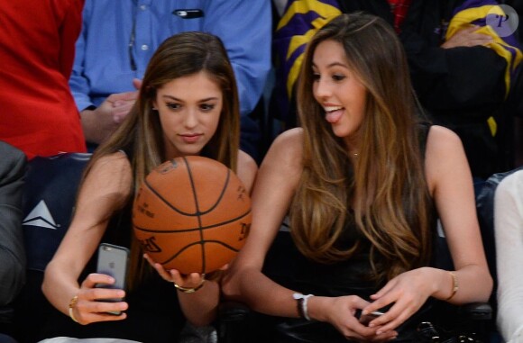 Sistine et Sophia font un selfie - Sylvester Stallone et ses filles Sistine, Sophia et Scarlet lors d'un match de basket des Lakers à Los Angeles, le 7 décembre 2014.