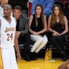 Sylvester Stallone et ses filles Sistine, Sophia et Scarlet supportent les Lakers à Los Angeles, le 7 décembre 2014.