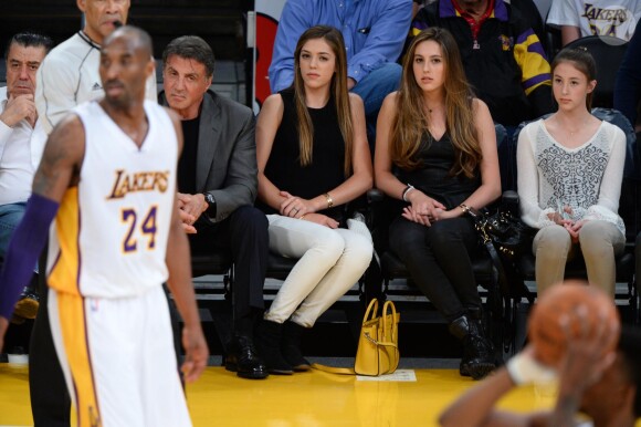 Sylvester Stallone et ses filles Sistine, Sophia et Scarlet supportent les Lakers à Los Angeles, le 7 décembre 2014.