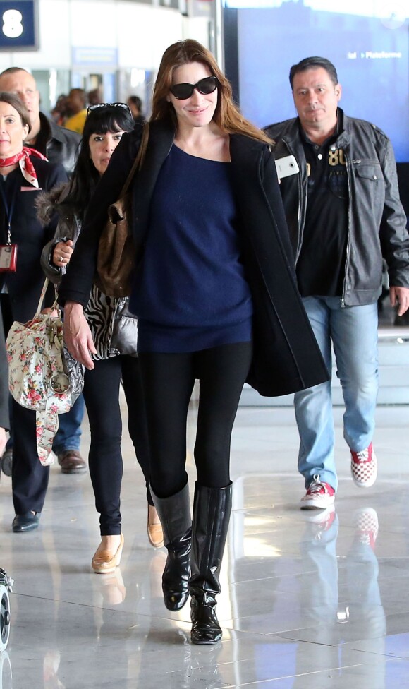 Nicolas Sarkozy, Carla-Bruni Sarkozy et leur fille Giulia à l'aéroport de Roissy de retour de la tournée américain de la chanteuse. Le 30 avril 2014.
