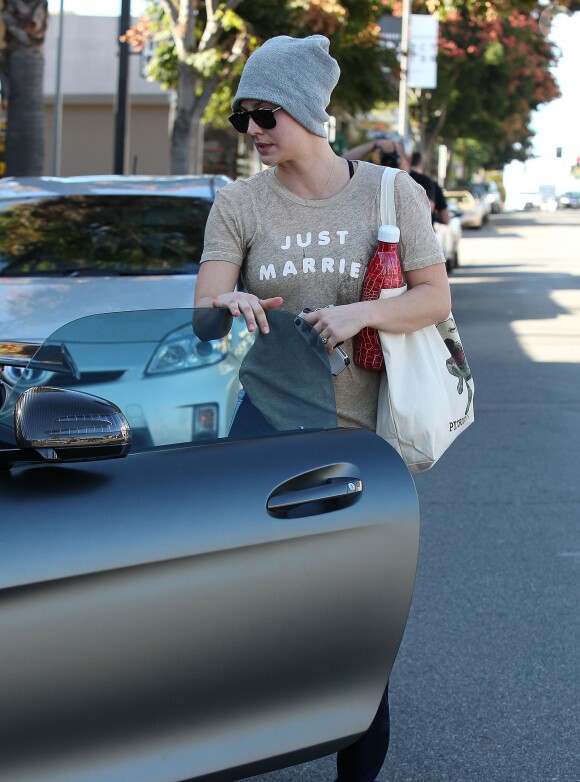 Kaley Cuoco à la sortie de son cours de yoga à Sherman Oaks, le 8 décembre 2014.