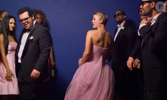 Kaley Cuoco et Josh Gad (Gretchen et Doug) fêtent leur mariage dans le clip de "Can You Do This" d'Aloe Blacc.