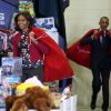 Michelle Obama et son mari Barack Obama distribuent des cadeaux, le 10 décembre 2014 à Washington.