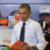 Barack Obama distribue des cadeaux, le 10 décembre 2014 à Washington.
