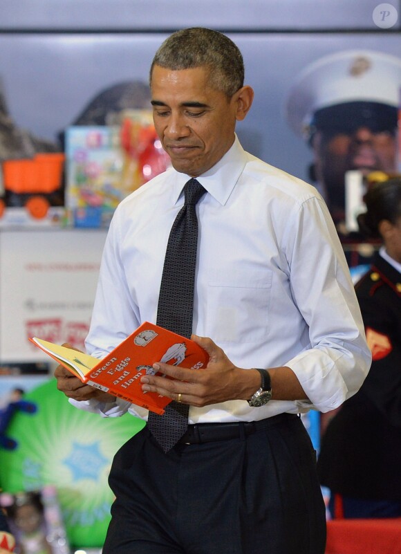 Barack Obama distribue des cadeaux, le 10 décembre 2014 à Washington.