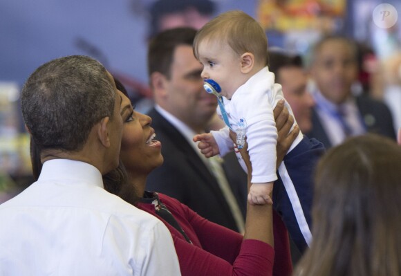 La First Lady Michelle Obama et Barack Obama distribuent des cadeaux, le 10 décembre 2014 à Washington.