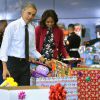 Michelle Obama et Barack Obama distribuent des cadeaux, le 10 décembre 2014 à Washington.