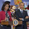 Michelle Obama et le président Barack Obama distribuent des cadeaux, le 10 décembre 2014 à Washington.