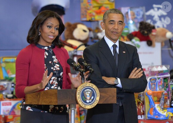 Michelle Obama et le président Barack Obama distribuent des cadeaux, le 10 décembre 2014 à Washington.